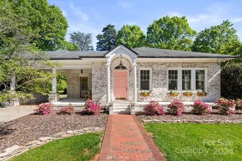 221 Ridgeway Ave, Statesville, NC 28677