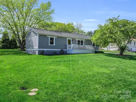54 Silverleaf Dr, Hendersonville, NC 28739