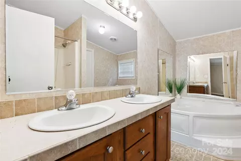 Bath - 3262 Windswept Ridge Rd, Marshall, NC 28753 photo 1 of 5