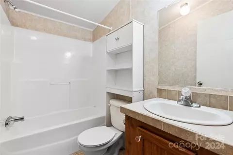 Bath - 3262 Windswept Ridge Rd, Marshall, NC 28753 photo 5 of 5