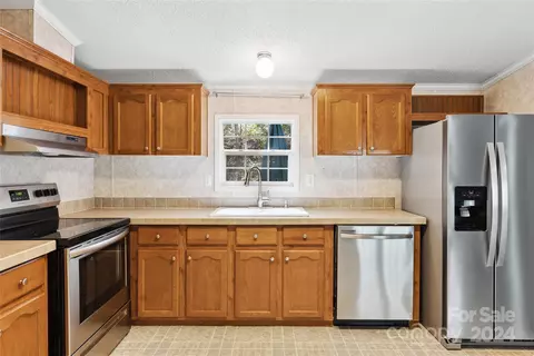 Kitchen - 3262 Windswept Ridge Rd, Marshall, NC 28753 photo 3 of 4