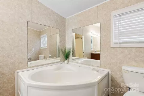 Bath - 3262 Windswept Ridge Rd, Marshall, NC 28753 photo 3 of 5