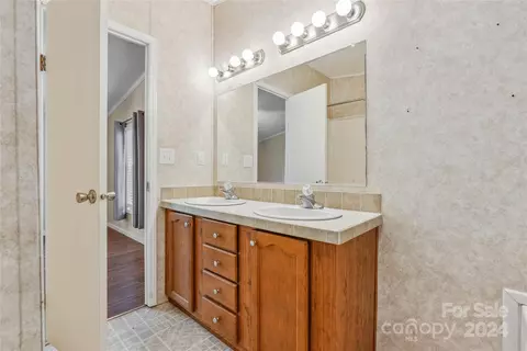 Bath - 3262 Windswept Ridge Rd, Marshall, NC 28753 photo 2 of 5
