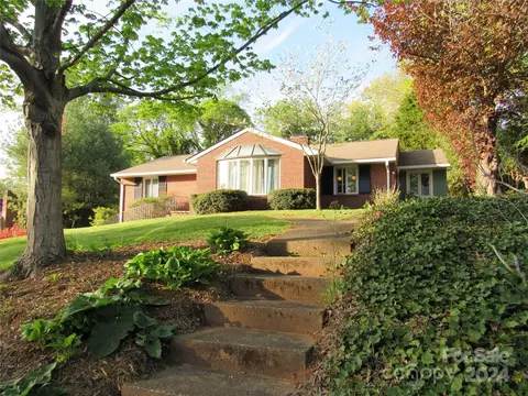 6 Woodcrest Rd, Asheville, NC 28804