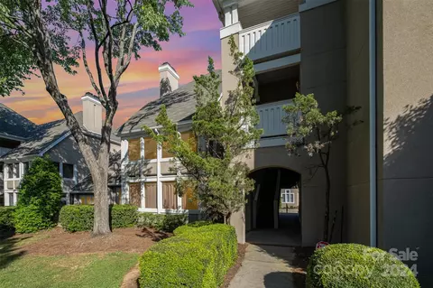 9211 Ravenwing Dr, Charlotte, NC 28262