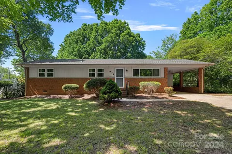 939 E Iredell Ave, Mooresville, NC 28115
