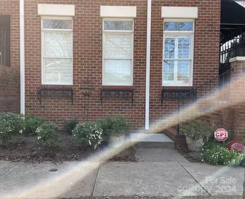31 14th Avenue Pl, Hickory, NC 28601