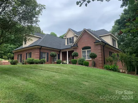 1454 Windemere Ln, Hickory, NC 28602