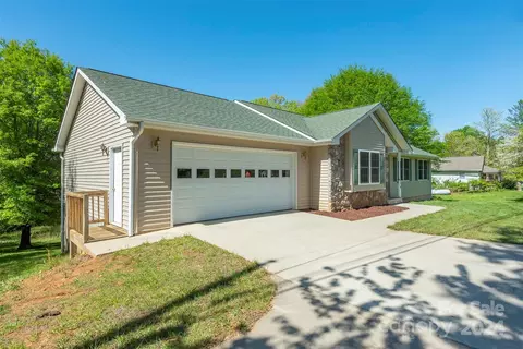 379 Buckeye Cove Rd, Swannanoa, NC 28778