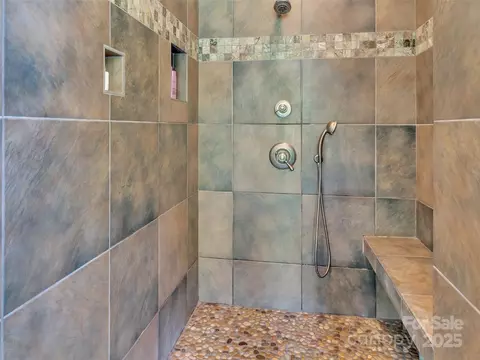 Bath - 12 Rolling Meadow Ln, Clyde, NC 28721 photo 4 of 6