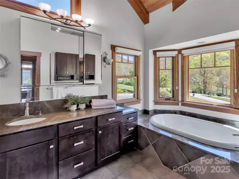 Bath - 12 Rolling Meadow Ln, Clyde, NC 28721 photo 2 of 6