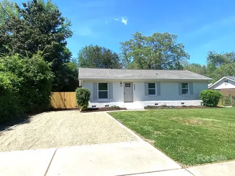4007 Oak Forest Dr, Charlotte, NC 28215