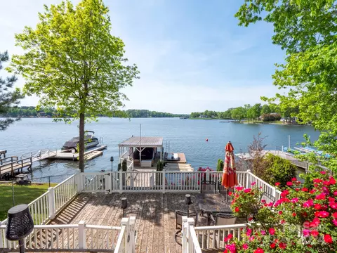 224 N Shoreline Dr, New London, NC 28127