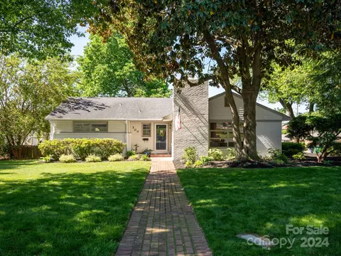 300 Blackthorne Ln, Charlotte, NC 28209