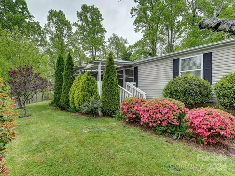 18 Hallaran Dr, Marshall, NC 28753