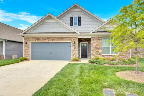 137 Cup Chase Dr, Mooresville, NC 28115