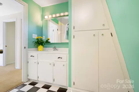 Bath - 5044 Beachside Pl, Sherrills Ford, NC 28673 photo 1 of 4