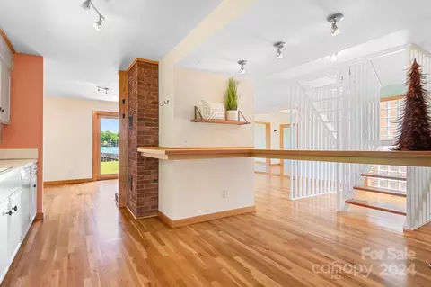 Entry Way - 5044 Beachside Pl, Sherrills Ford, NC 28673 photo 2 of 3