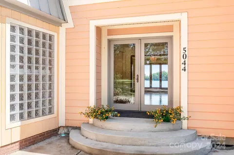 Exterior - 5044 Beachside Pl, Sherrills Ford, NC 28673 photo 2 of 4
