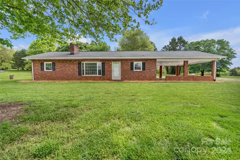 2124 Nc 16 N Hwy N, Taylorsville, NC 28681