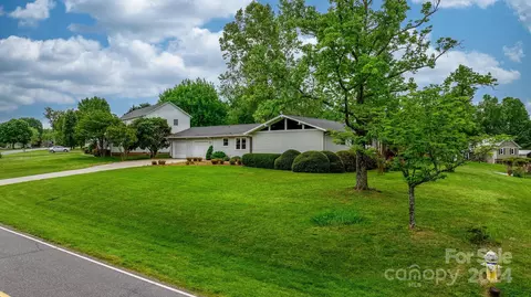 3635 9th Street Ne Dr NE, Hickory, NC 28601