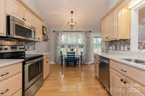 Kitchen - 190 Franklin Ct, Purlear, NC 28665 photo 4 of 6