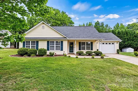 7035 Dolphin St, Gastonia, NC 28056