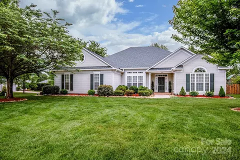 142 Lamplighter Ln, Mooresville, NC 28115