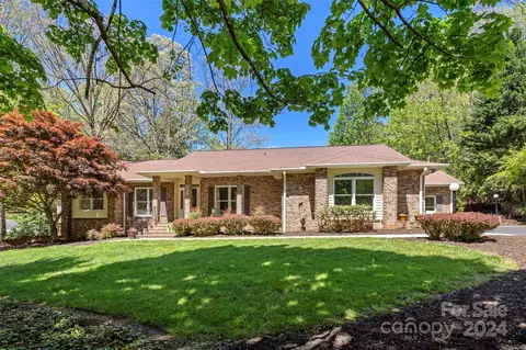 151 Sweetwater Hills Dr, Hendersonville, NC 28791