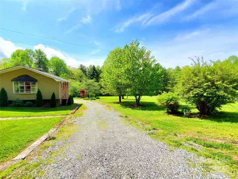 583 Andrews Rd, Zirconia, NC 28790