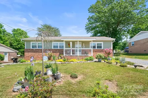1006 Cloverdale Ln, Dallas, NC 28034