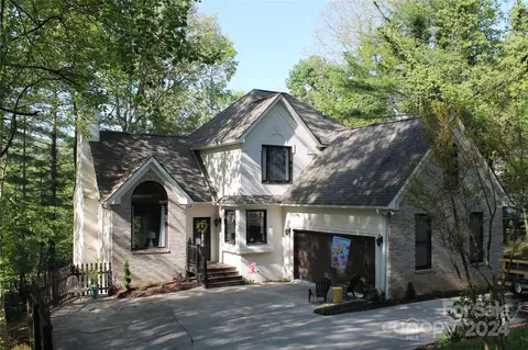 733 Zelda Ct, Hendersonville, NC 28792