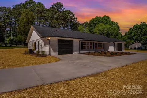 2016 Crown Point Dr, Albemarle, NC 28001