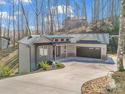 113 Foxwood Dr, Hendersonville, NC 28791