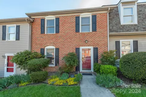 27 Sleepy Hollow Ln, Swannanoa, NC 28778
