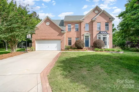 808 Thornapple Ct, Lake Wylie, SC 29710