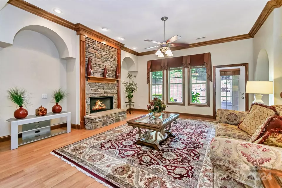 930 25th Avenue Nw Dr NW, Hickory, NC 28601 photo 4
