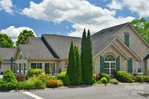 1 Valley Trace Ln, Weaverville, NC 28787