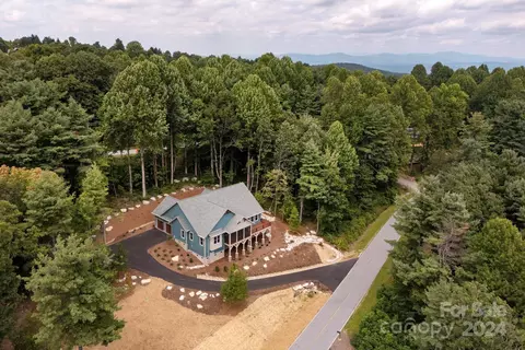 708 Hollybrook Dr, Flat Rock, NC 28731