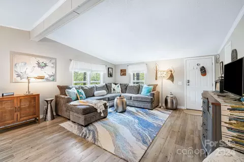 21 Timbers Edge Ln, Fairview, NC 28730