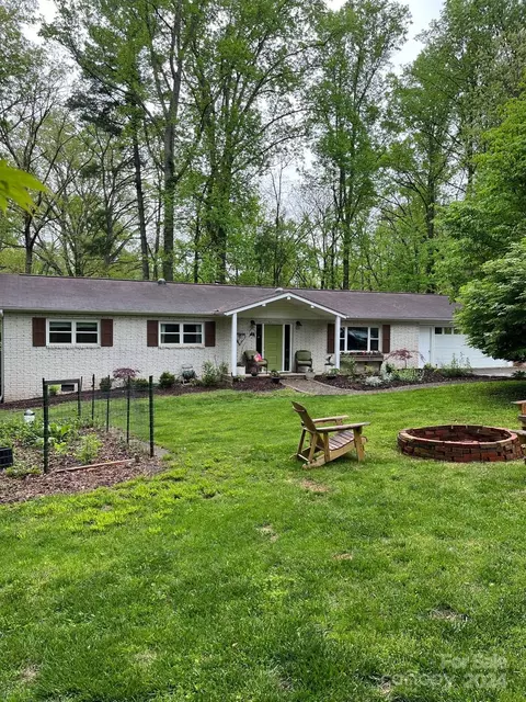 27 Zephyr Dr, Asheville, NC 28806