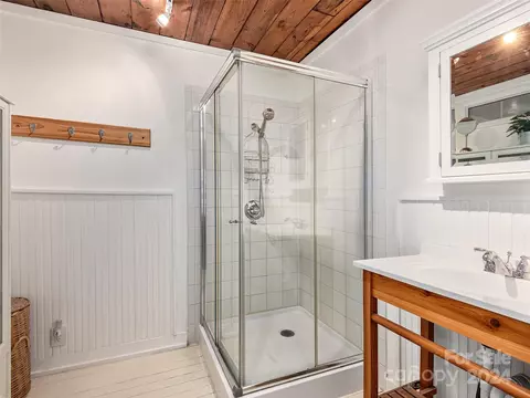 Bath - 20 Morrison Ln, Saluda, NC 28773 photo 1 of 3
