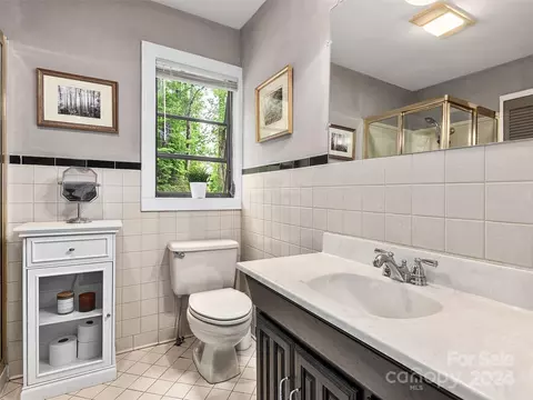 Bath - 20 Morrison Ln, Saluda, NC 28773 photo 2 of 3