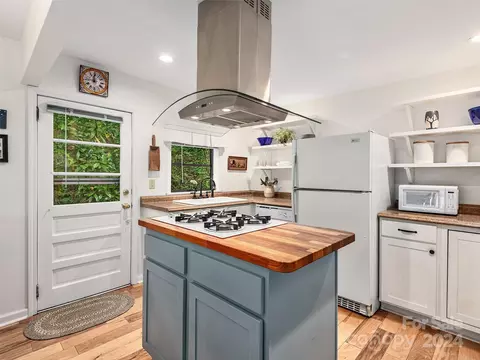 Kitchen - 20 Morrison Ln, Saluda, NC 28773 photo 2 of 3