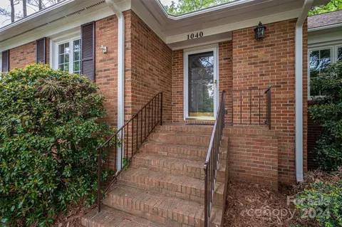 1040 Robin Ln, Gastonia, NC 28054