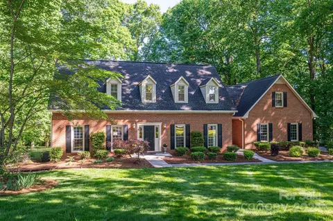 1704 Clubview Cir, Gastonia, NC 28056