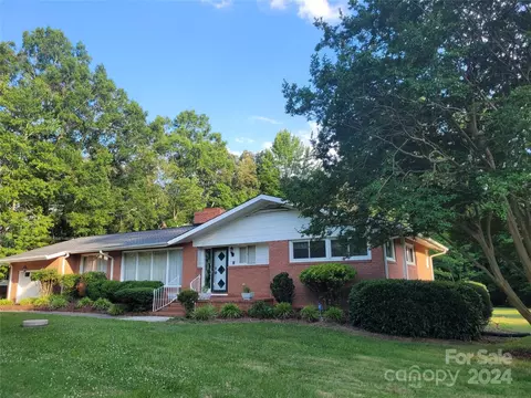 4220 Farlow Dr, Greensboro, NC 27406