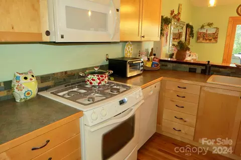 Kitchen - 22 Eagle Run, Brevard, NC 28712 photo 7 of 10
