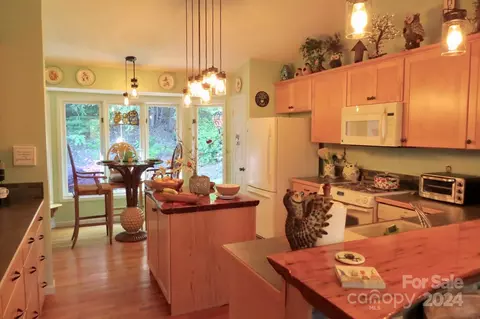 Kitchen - 22 Eagle Run, Brevard, NC 28712 photo 2 of 10