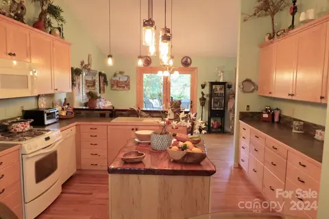 Kitchen - 22 Eagle Run, Brevard, NC 28712 photo 6 of 10